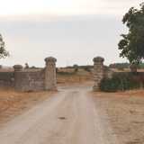 Dopo aver varcato due colonne si apre una stradina sterrata che conduce all�edificio...